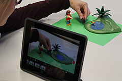 Das Foto zeigt ein Tablet dass Playmobil Figuren fotografiert.