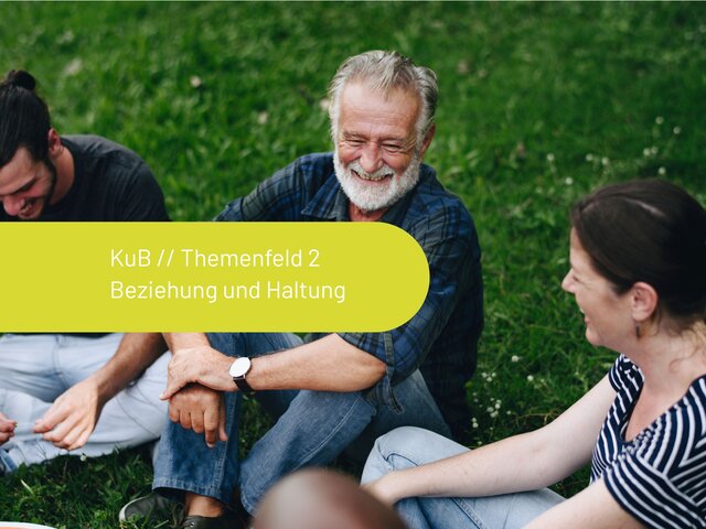 Gruppengespräch mit Menschen, die in einem Stuhlkreis sitzen.
