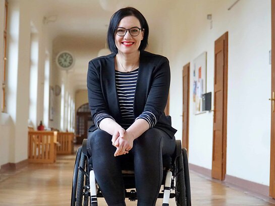 Das Foto zeigt Katja Abzieher in einem Gang der alten PH.