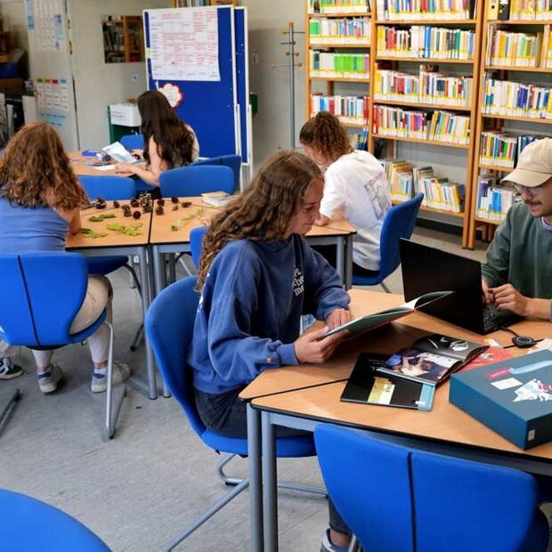 Student*innen sitzen bei einem Workshop zusammen.