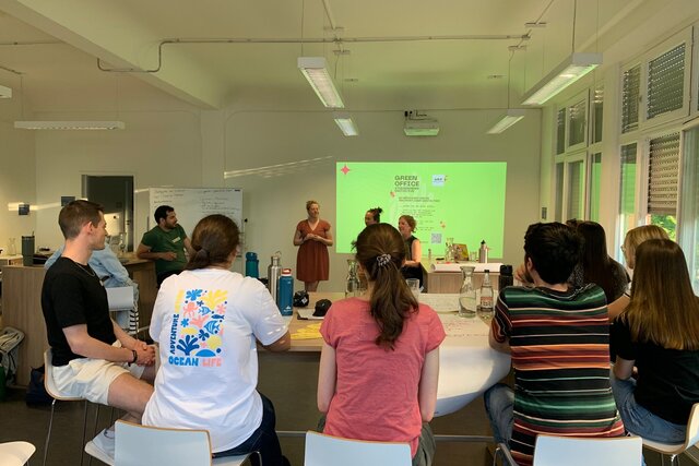 Studierende der Pädagogischen Hochschule Heidelberg sitzen im Altbau gemeinsam bei einer Sitzung des Green Office.
