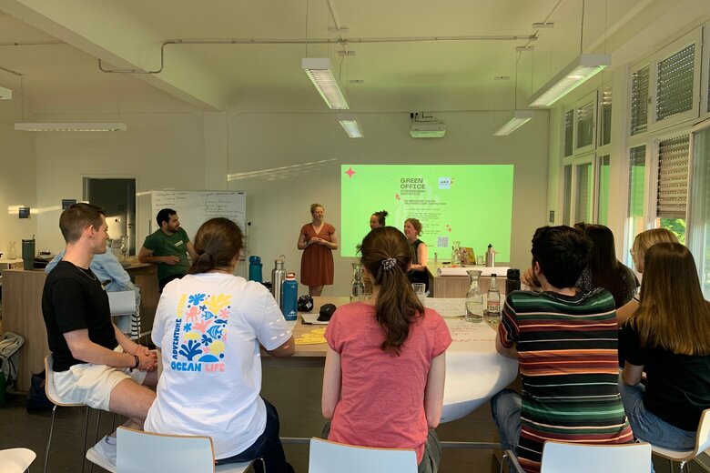 Studierende der Pädagogischen Hochschule Heidelberg sitzen im Altbau gemeinsam bei einer Sitzung des Green Office.
