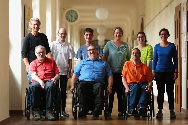 Das Bild zeigt das Team von Inklusive Bildung Baden-Württemberg auf dem Flur des Altbaus der Pädagogischen Hochschule Heidelberg: Stephan Friebe, Thilo Krahnke, Michael Gänßmantel, Nina Rudolph, Anna Neff, Sarah Maier, Hartmut Kabelitz, Helmuth Pflantzer, Thorsten Lihl