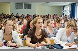  vollen Hörsaal mit vielen Studierenden.