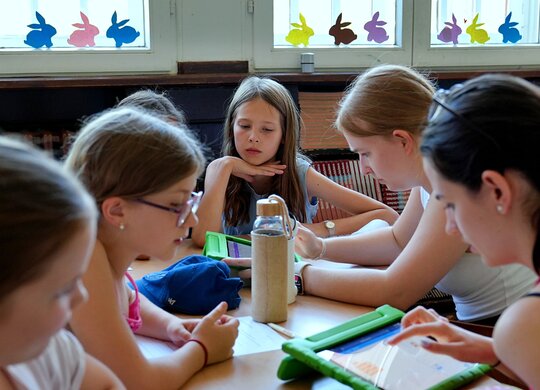 Grundschüler arbeiten zusammen im Klassenzimmer