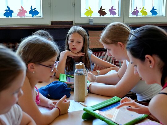 Grundschüler arbeiten zusammen im Klassenzimmer