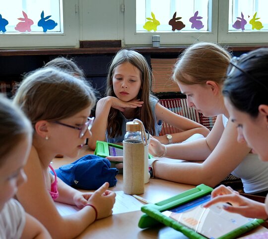 Grundschüler arbeiten zusammen im Klassenzimmer