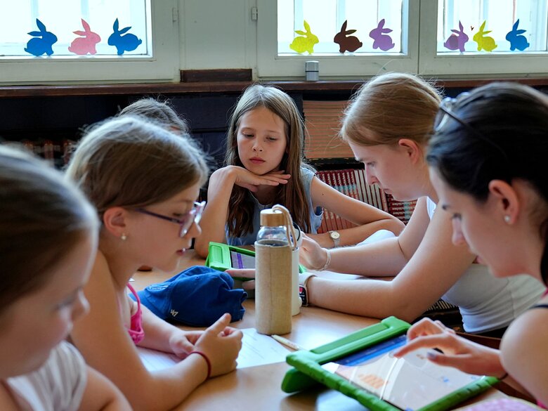 Grundschüler arbeiten zusammen im Klassenzimmer