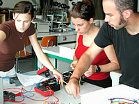 Schmuckgrafik Studierende arbeiten an elektrischem Schaltkreis
