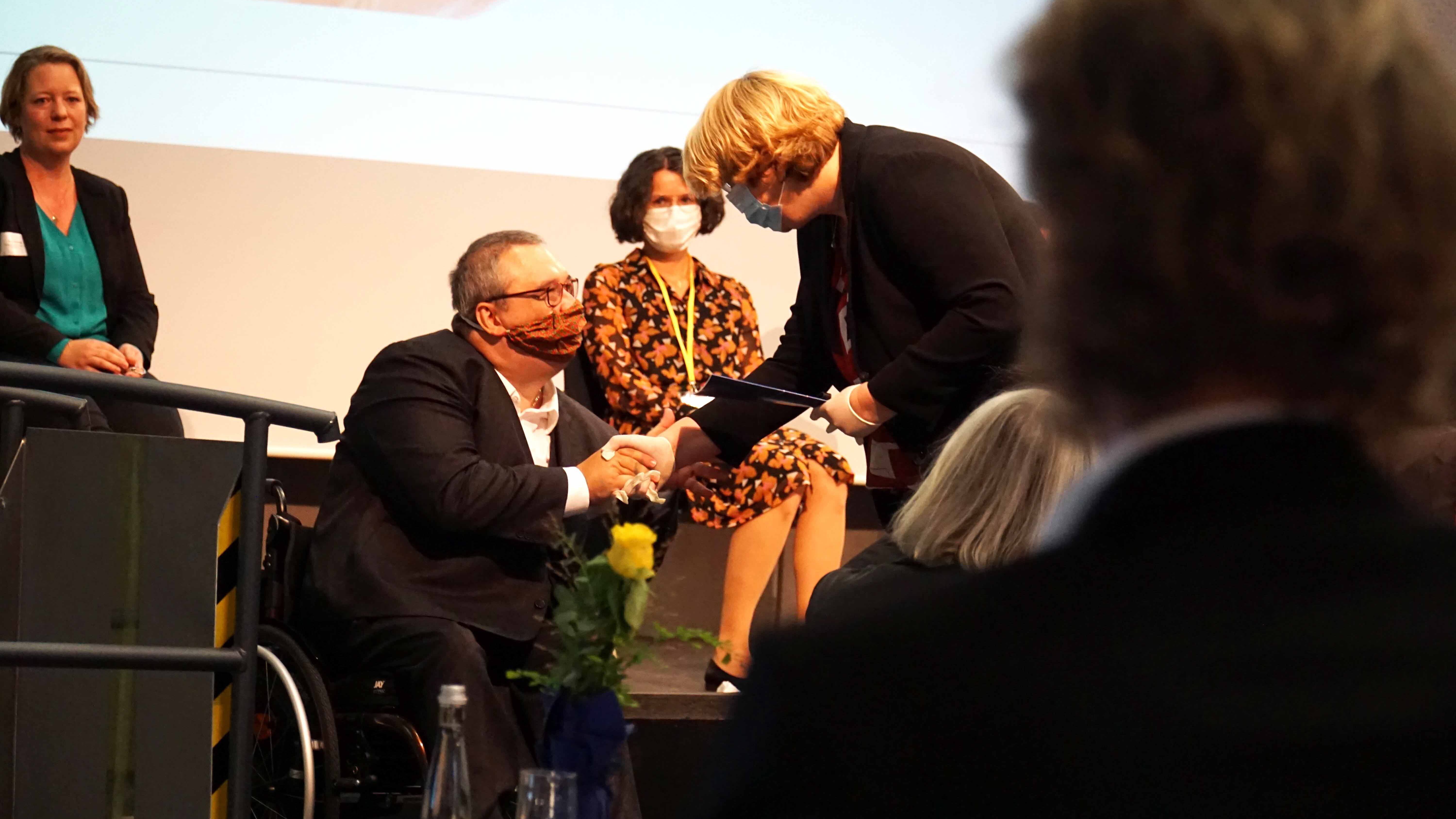 Übergabe des Arbeitsvertrages an Helmuth Pflantzer durch Prof. Dr. Karin Terfloth.