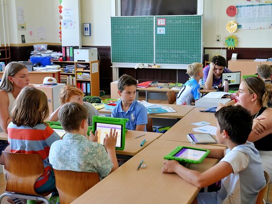 Grundschüler:innen im Unterricht