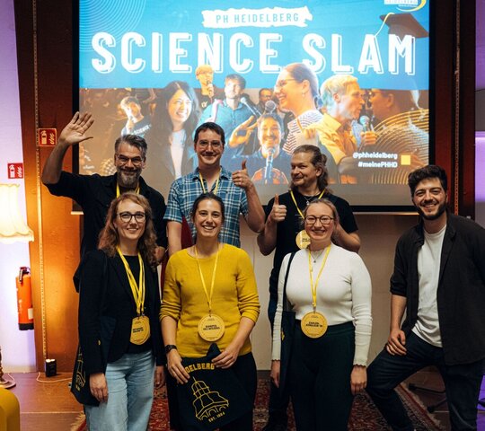 Zu sehen sind Wissenschaftler:innen der PH Heidelberg beim Science Slam am 10. November 2025.