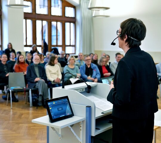 Zu sehen ist Rektorin Vach beim Vortrag in der Aula