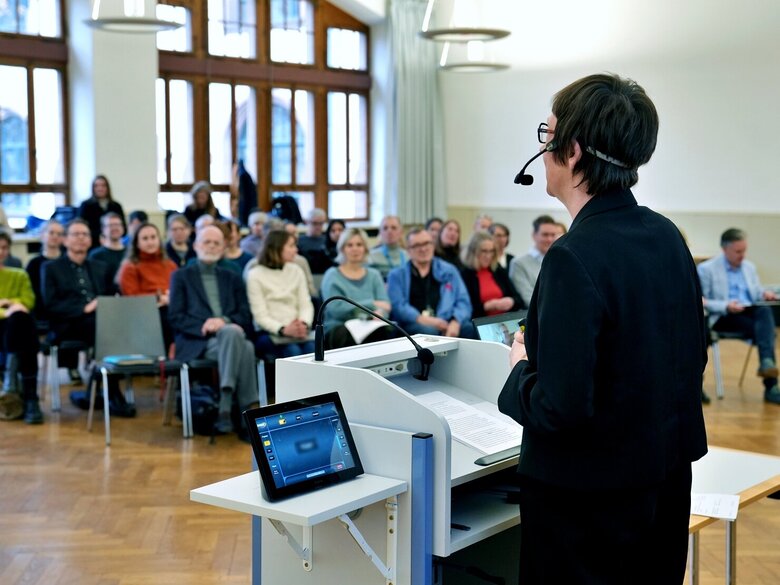 Zu sehen ist Rektorin Vach beim Vortrag in der Aula