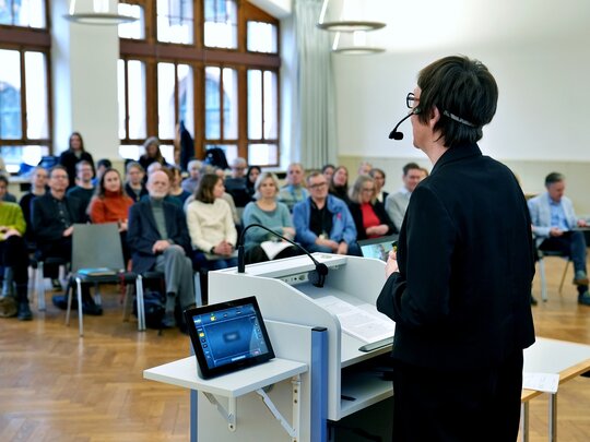 Zu sehen ist Rektorin Vach beim Vortrag in der Aula