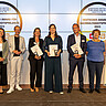 Gruppenbilder der Preisträger:innen in der Kategorie Aufklärung und Bildung