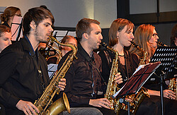 Saxophon-Spieler:innen der BigBand.