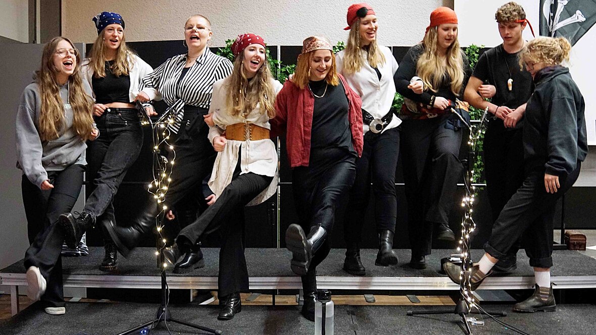 Studentische Darsteller eines Kindermusicals.