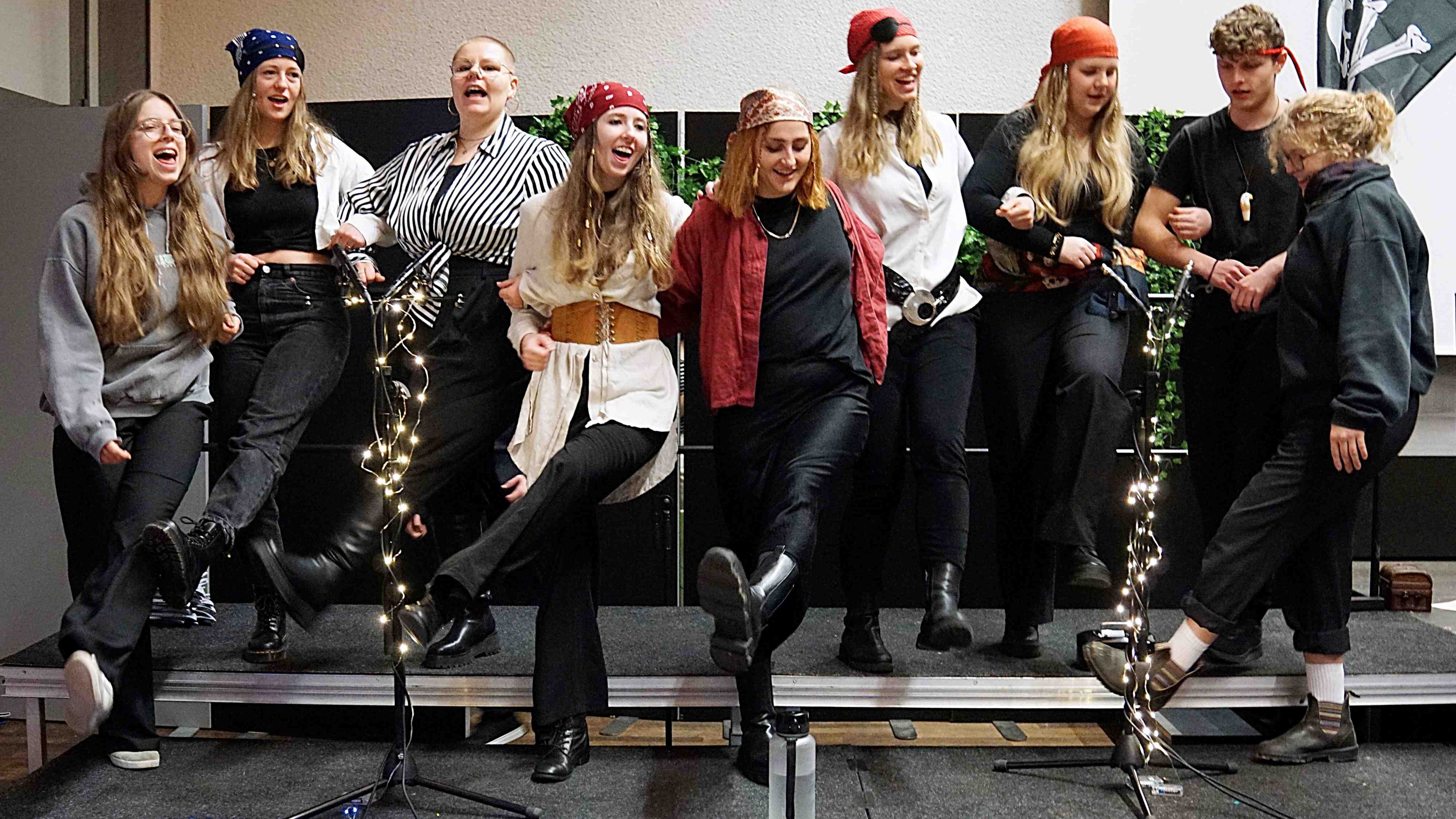 Studentische Darsteller eines Kindermusicals.