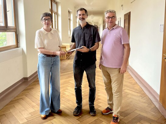Gruppenbild von Karin Vach, Camilo del Río Lopez und Alexander Siegmund.