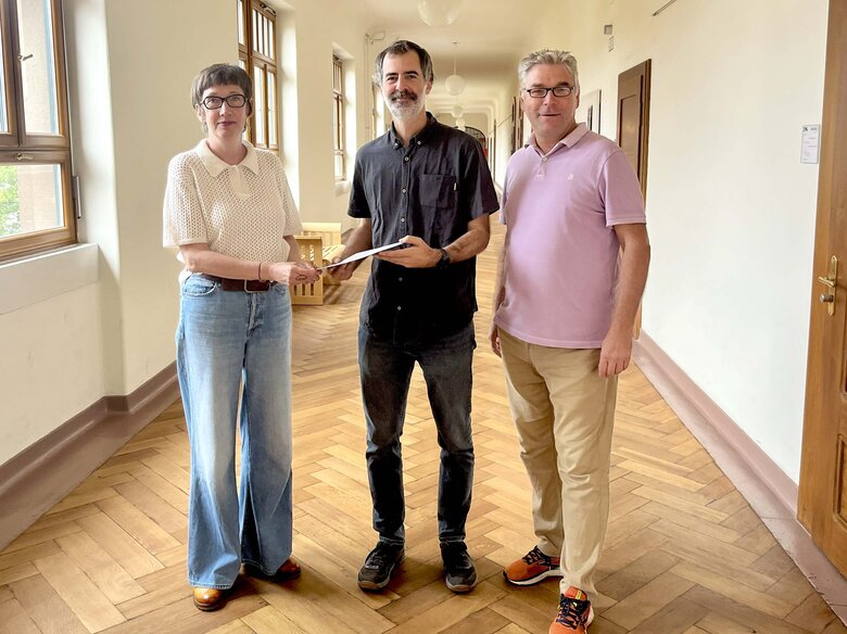 Gruppenbild von Karin Vach, Camilo del Río Lopez und Alexander Siegmund.