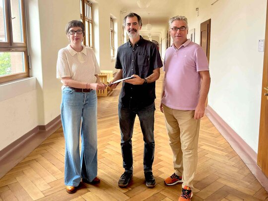 Gruppenbild von Karin Vach, Camilo del Río Lopez und Alexander Siegmund.