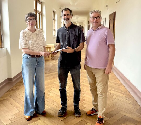 Gruppenbild von Karin Vach, Camilo del Río Lopez und Alexander Siegmund.