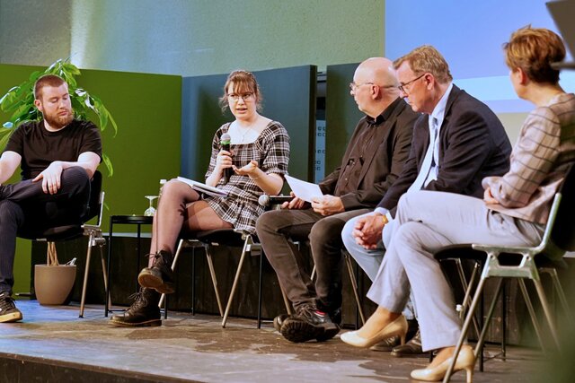 Zu sehen sind Frau Eva Winkler, Herr Bodo Ramelow und Herr Himmelrath (von links) sowie zwei weitere Podiumsgäste aus dem Publikum. Sitzend während der Podiumsdiskussion.