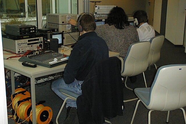 Das Aufnahmeteam, ein Ton- und ein Videotechniker bei der Aufzeichnung eines Lehrfilms