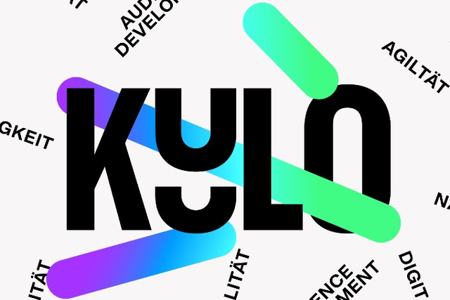 Der Schriftzug KuLO schwarz auf pink farbigen Hintergrund, ein weißer Strick durchbricht das Bild