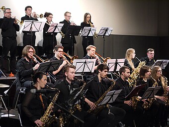 Jazz-Bigband während eines Konzerts