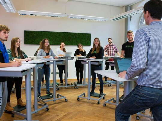 [Übersetzen nach: English] Ein bewegtes Seminar im Stehlabor der Pädagogischen Hochschule Heidelberg.