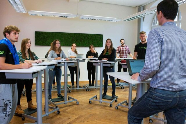 Ein Seminar im Stehlabor der Pädagogischen Hochschule Heidelberg. Dort kann bewegte Lehre unter optimalen Bedingungen stattfinden.