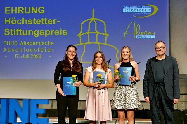 Zu sehen sind die Preisträger:innen des Höchstetter Preises Lilli Schmidt (Fakultät I), Anika Greiß (Fakultät II), Romy Merkel (Fakultät III) sowie Prof. Dr. Christian Rietz