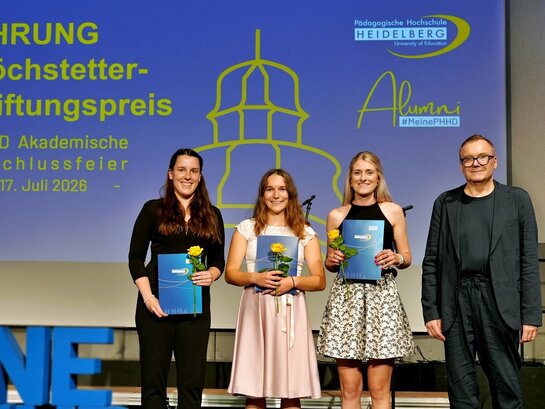 Zu sehen sind die Preisträger:innen des Höchstetter Preises Lilli Schmidt (Fakultät I), Anika Greiß (Fakultät II), Romy Merkel (Fakultät III) sowie Prof. Dr. Christian Rietz