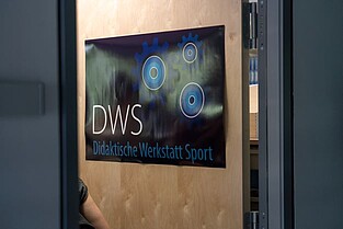 Eingangstür zur Didaktischen Werkstatt Sport