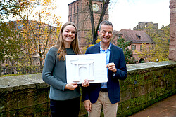 Das Foto zeigt Sonderpädagogik-Studentin Marieke Wydra und einen Mann beim Heidelberger Schloß.