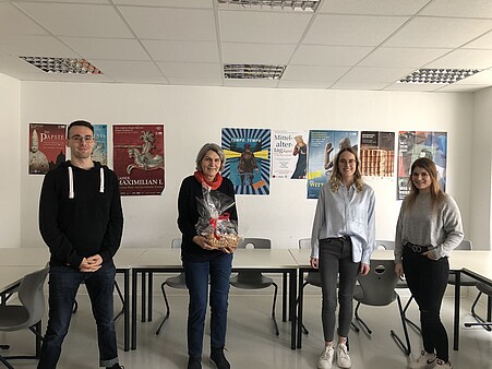 Gruppenbild von Prof. Dr. Bettina Degner und der Fachschaft Geschichte