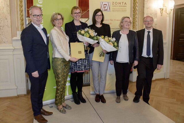 Gruppenbild mit den Preisträgerinnen Sarah Laßmann und Johanna Brose 