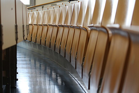 Stuhlreihe im Hörsaalgebäude der Hochschule.