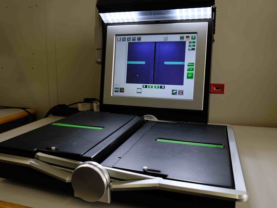 Das Bild zeigt einen Buchscanner in der Bibliothek.