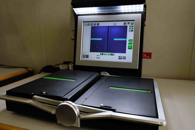 Das Bild zeigt einen Buchscanner in der Bibliothek.