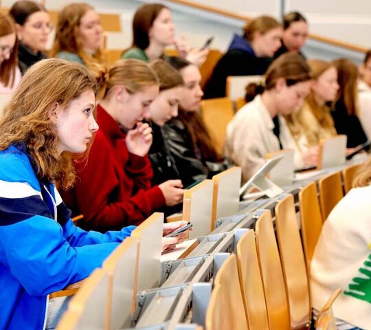 Studierende sitzen im Hörsaal.