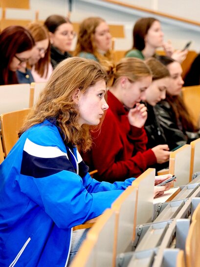 Studierende sitzen im Hörsaal.