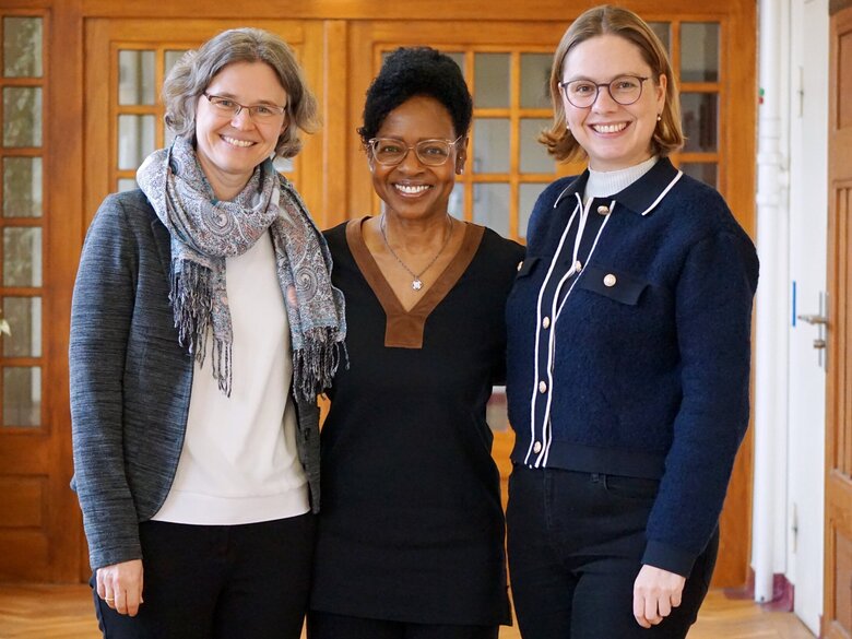 Gruppenbild von Christiane Wienand, Portia Williams und Marita Friesen