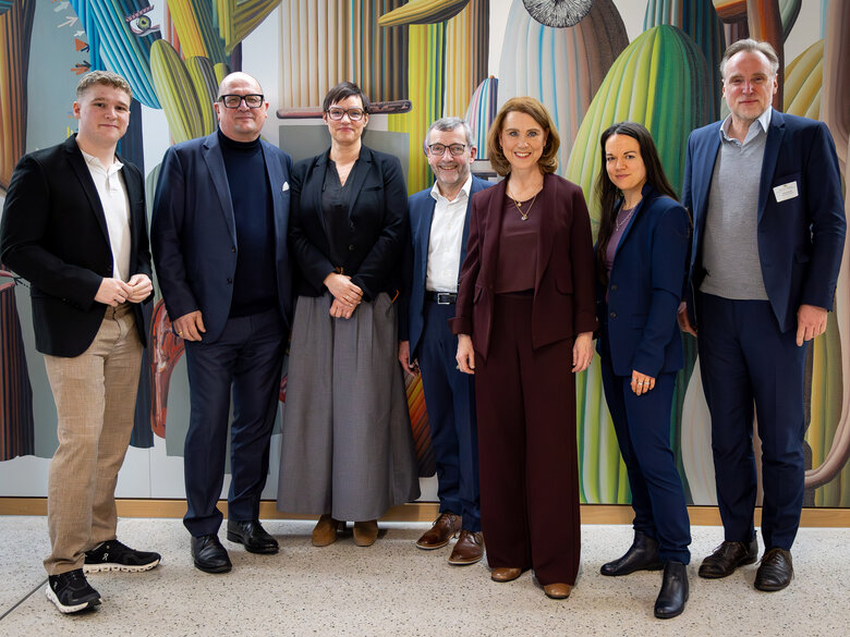 Gruppenbild der Podiumsteilnehmer:innen der Veranstaltung Resilienz im Wissenschaftssystem