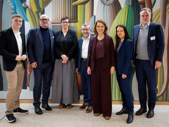Gruppenbild der Podiumsteilnehmer:innen der Veranstaltung Resilienz im Wissenschaftssystem