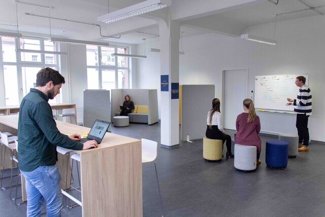 Mitarbeitende arbeiten gemeinsam im Transferzentrum der Pädagogischen Hochschule Heidelberg