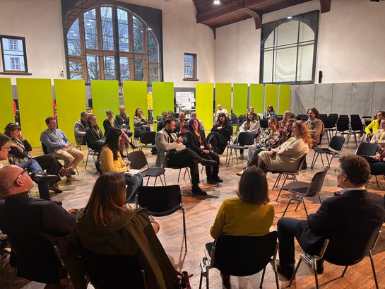 Zu sehen sind Teilnehmer:innen der Abschlussveranstaltung der Arbeitsstelle Antiziganismusprävention in einer Fishbowl.