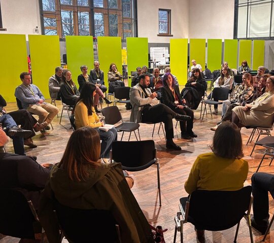 Zu sehen sind Teilnehmer:innen der Abschlussveranstaltung der Arbeitsstelle Antiziganismusprävention in einer Fishbowl.